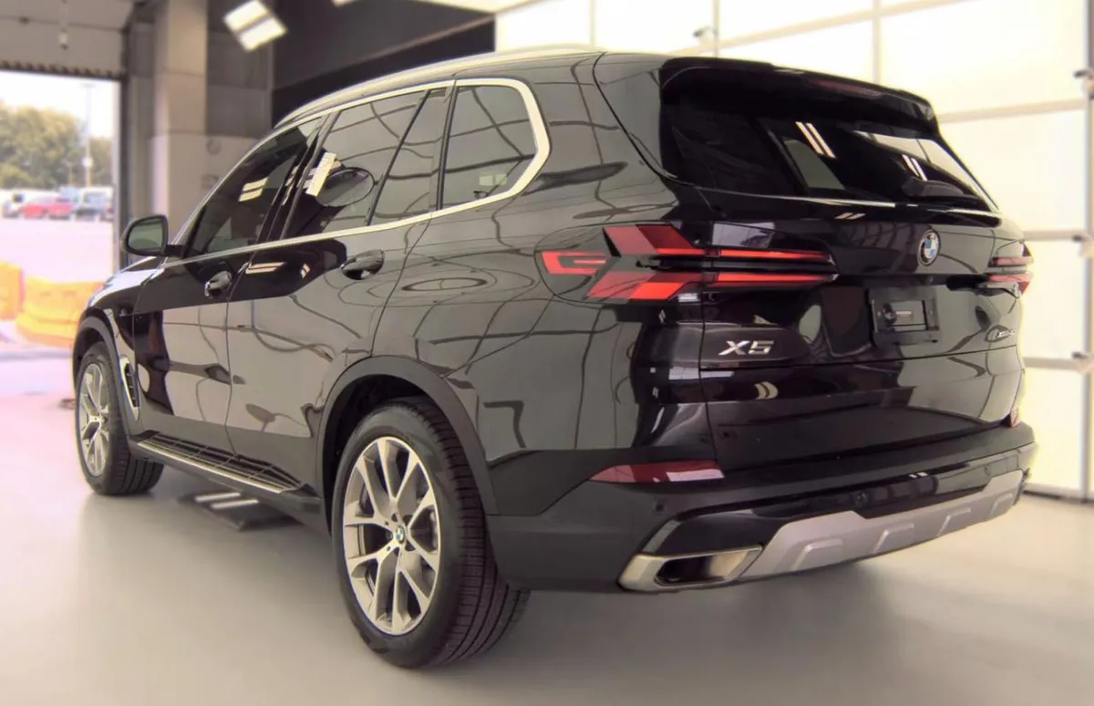 BMW X5 PREMIUM PACKAGE (УДАЛЕННЫЙ ЗАПУСК ЖЕСТОВОЕ УПРАВЛЕНИЕ АДАПТИВНЫЕ LED ФАРЫ LIVE COCKPIT PRO С HUD HAR 2024