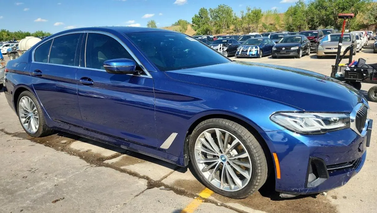 BMW 5 SERIES ПАНОРАМНАЯ КРЫША ПОДОГРЕВ ПЕРЕДНИХ СИДЕНИЙ НАВИГАЦИЯ ДАТЧИКИ ПАРКОВКИ КАМЕРА ЗАДНЕГО ВИДА КЛИМАТ-КОН 2023