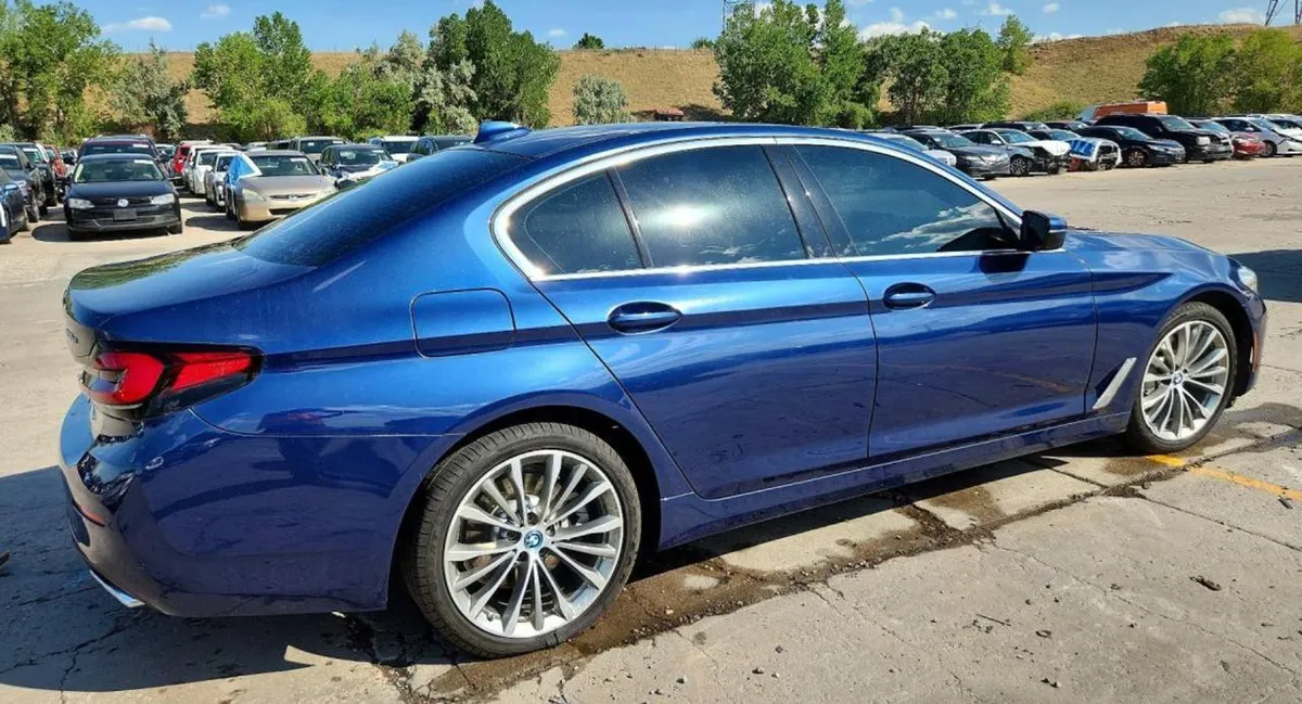 BMW 5 SERIES ПАНОРАМНАЯ КРЫША ПОДОГРЕВ ПЕРЕДНИХ СИДЕНИЙ НАВИГАЦИЯ ДАТЧИКИ ПАРКОВКИ КАМЕРА ЗАДНЕГО ВИДА КЛИМАТ-КОН 2023