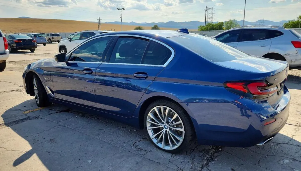 BMW 5 SERIES ПАНОРАМНАЯ КРЫША ПОДОГРЕВ ПЕРЕДНИХ СИДЕНИЙ НАВИГАЦИЯ ДАТЧИКИ ПАРКОВКИ КАМЕРА ЗАДНЕГО ВИДА КЛИМАТ-КОН 2023