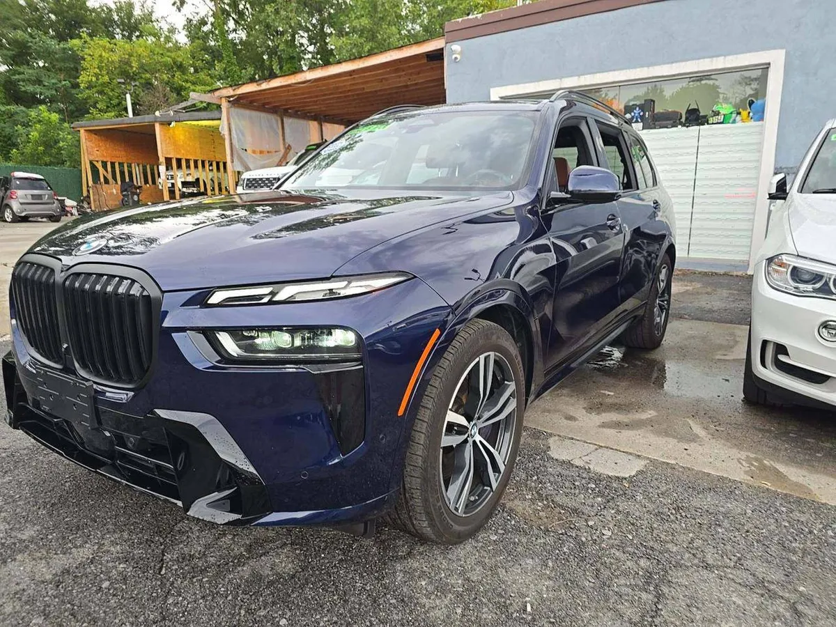 BMW X7 SPORTS ACTIVITY VEHICLE 2023