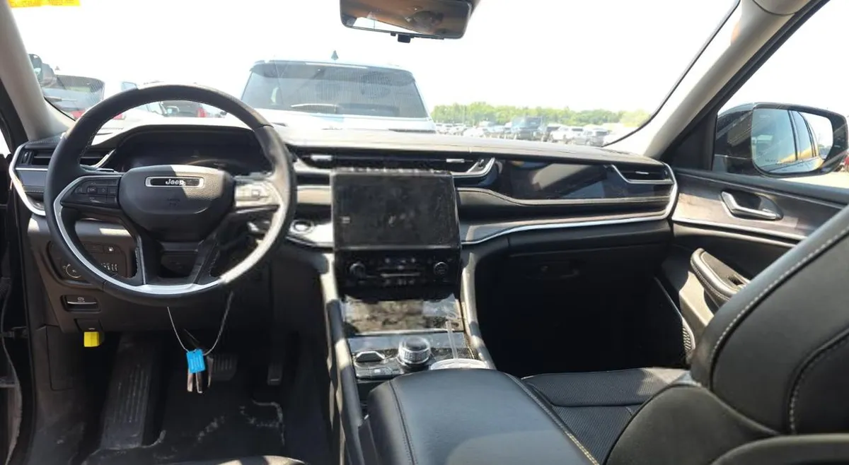 JEEP GRAND CHEROKEE LUXURY TECH GROUP II (КАМЕРЫ 360 ПАРКТРОНИКИ БЕСПРОВОДНАЯ ЗАРЯДКА ЭЛЕКТРОПРИВОД РУЛЯ С ПАМЯТЬЮ ДАТЧИ 2022