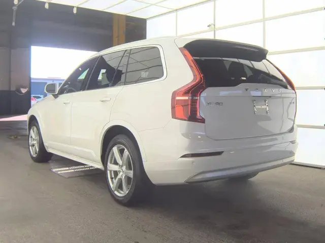 VOLVO XC90 T5 MOMENTUM 7-PASSENGER 2022