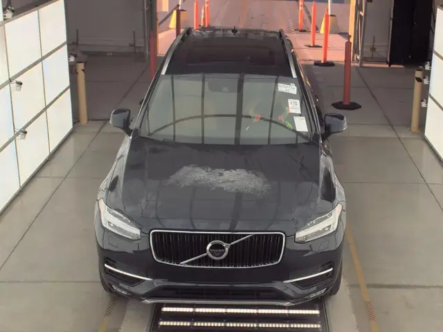 VOLVO XC90 T6 MOMENTUM 7-PASSENGER 2017