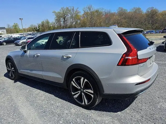 VOLVO V60 CROSS COUNTRY PLUS 2025