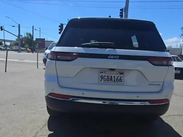 JEEP GRAND CHEROKEE LAREDO 2023