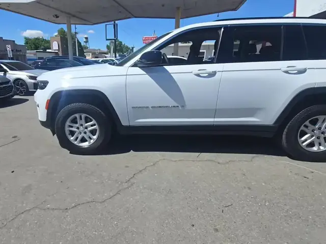 JEEP GRAND CHEROKEE LAREDO 2023