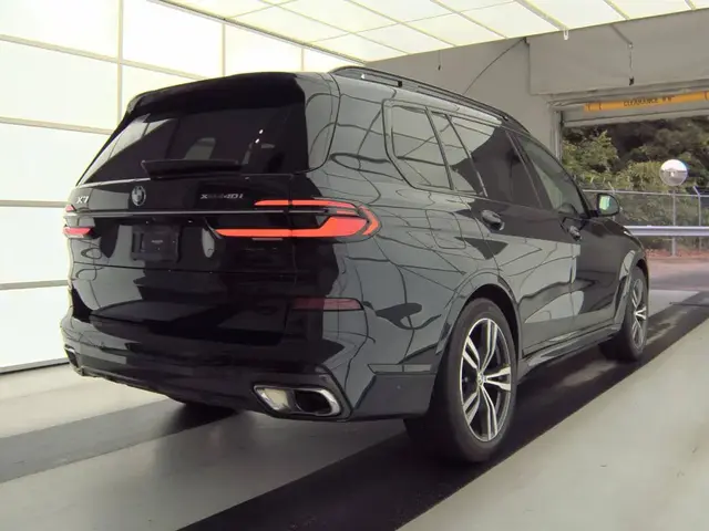 BMW X7 SPORTS ACTIVITY VEHICLE 2023
