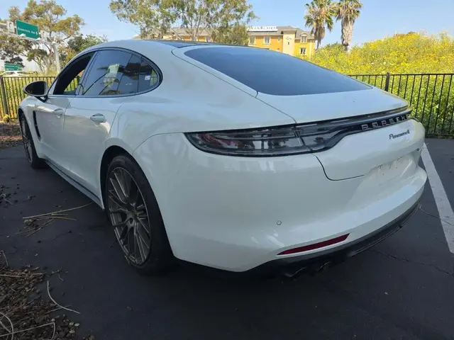 PORSCHE PANAMERA 4 PLATINUM EDITION 2023