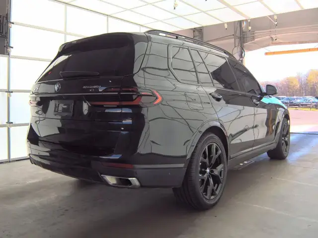 BMW X7 SPORTS ACTIVITY VEHICLE 2023