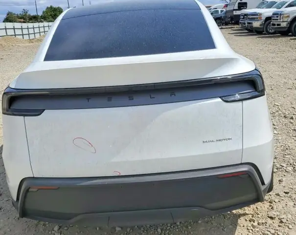 TESLA MODEL Y БЕЛЫЙ КУЗОВ ПАНОРАМНАЯ КРЫША СИСТЕМА КРУГОВОГО ОБЗОРА (КАМЕРЫ 360 ) АВТОПИЛОТ МУЛЬТИМЕДИЙНАЯ СИСТЕМА 2026