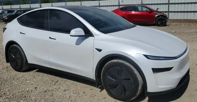TESLA MODEL Y БЕЛЫЙ КУЗОВ ПАНОРАМНАЯ КРЫША СИСТЕМА КРУГОВОГО ОБЗОРА (КАМЕРЫ 360 ) АВТОПИЛОТ МУЛЬТИМЕДИЙНАЯ СИСТЕМА 2026