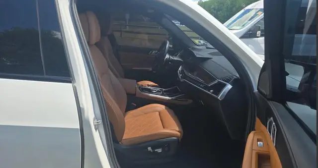BMW X7 БЕЛЫЙ КУЗОВ КОРИЧНЕВЫЙ КОЖАНЫЙ САЛОН. ПАКЕТ M SPORT ДИСКИ R23 ПАНОРАМА ПРОЕКЦИЯ МУЗЫКА HARMAN/KARDON 2023
