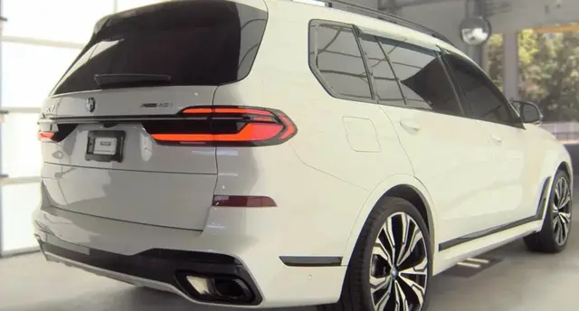 BMW X7 БЕЛЫЙ КУЗОВ КОРИЧНЕВЫЙ КОЖАНЫЙ САЛОН. ПАКЕТ M SPORT ДИСКИ R23 ПАНОРАМА ПРОЕКЦИЯ МУЗЫКА HARMAN/KARDON 2023