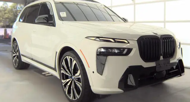 BMW X7 БЕЛЫЙ КУЗОВ КОРИЧНЕВЫЙ КОЖАНЫЙ САЛОН. ПАКЕТ M SPORT ДИСКИ R23 ПАНОРАМА ПРОЕКЦИЯ МУЗЫКА HARMAN/KARDON 2023