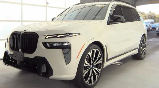 BMW X7 БЕЛЫЙ КУЗОВ КОРИЧНЕВЫЙ КОЖАНЫЙ САЛОН. ПАКЕТ M SPORT ДИСКИ R23 ПАНОРАМА ПРОЕКЦИЯ МУЗЫКА HARMAN/KARDON 2023