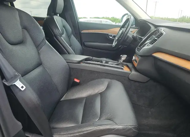 VOLVO XC90 T6 MOMENTUM 7-PASSENGER 2022