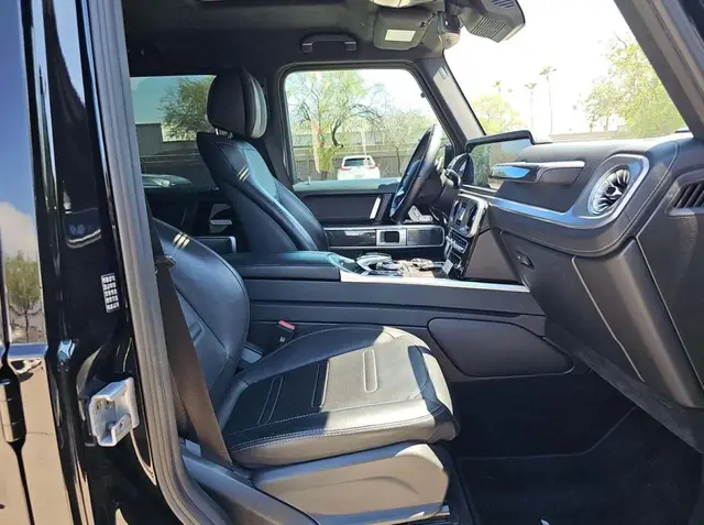 MERCEDES-BENZ G-CLASS AMG LINE (СПОРТИВНЫЙ ОБВЕС КРАСНАЯ КОНТРАСТНАЯ СТРОЧКА КРАСНЫЕ РЕМНИ БЕЗОПАСНОСТИ) EXCLUSIVE INTERIO 2023