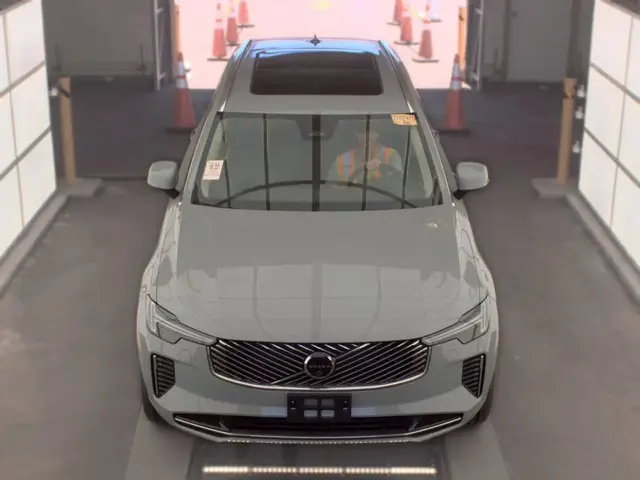 VOLVO XC90 PLUS 7-PASSENGER 2025