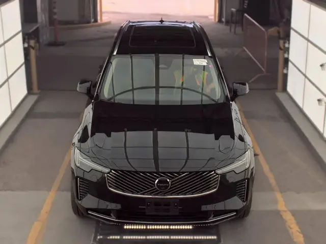 VOLVO XC90 PLUS 7-PASSENGER 2025