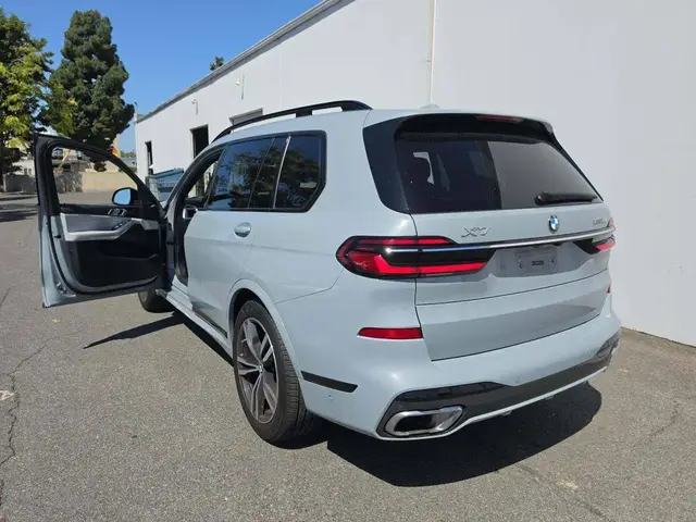 BMW X7 SPORTS ACTIVITY VEHICLE 2024