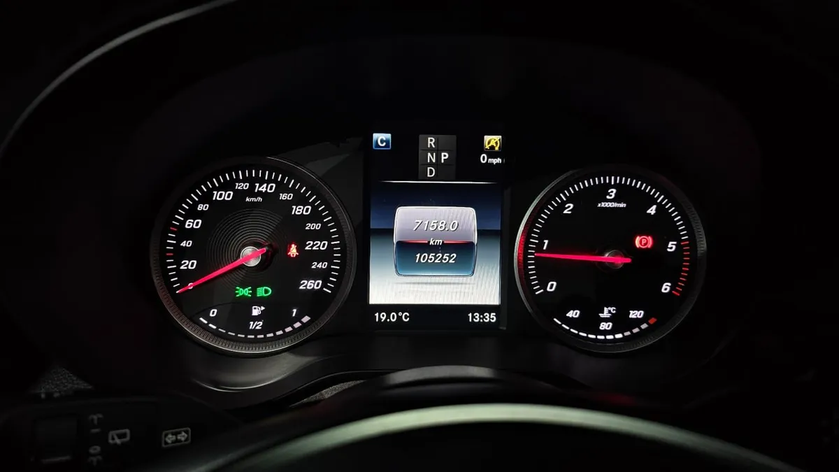 MERCEDES-BENZ GLC ПАНОРАМА LED ПОДОГРЕВЫ ПАМЯТЬ СИДЕНИЙ АССИСТЕНТЫ ВОДИТЕЛЮ И ДРУГИЕ ОПЦИИ 2018
