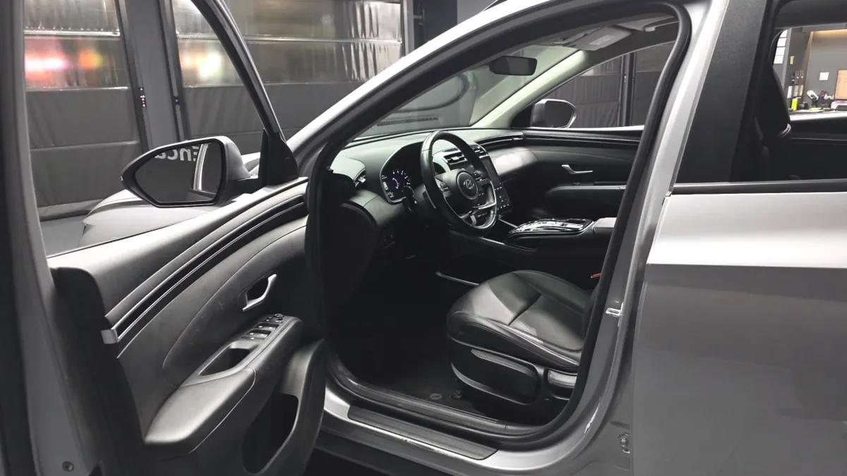 HYUNDAI TUCSON КОЖАНЫЕ СИДЕНИЯ С ПОДОГРЕВОМ И ВЕНТИЛЯЦИЕЙ АДАПТИВНЫЙ КРУИЗ АССИСТЕНТЫ ВОДИТЕЛЮ РАСШИРЕННАЯ МУЛЬТИМЕ 2022