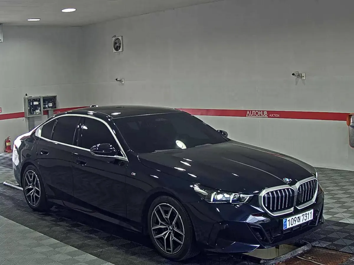 BMW 5- 2024