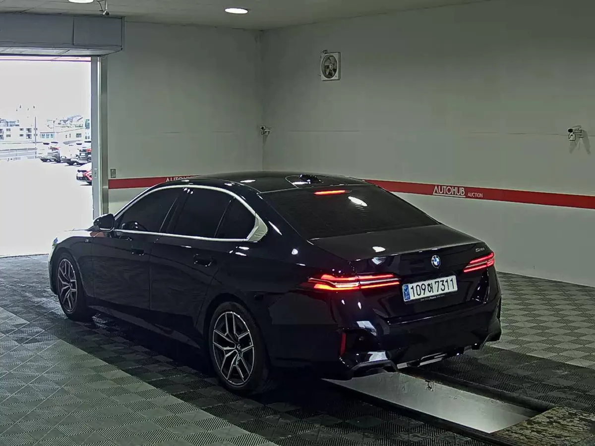 BMW 5- 2024