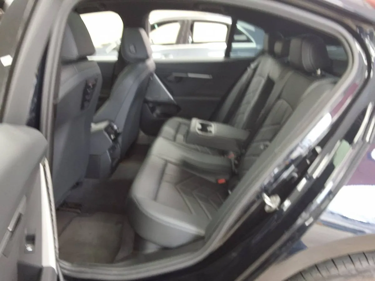 BMW 5- 2024