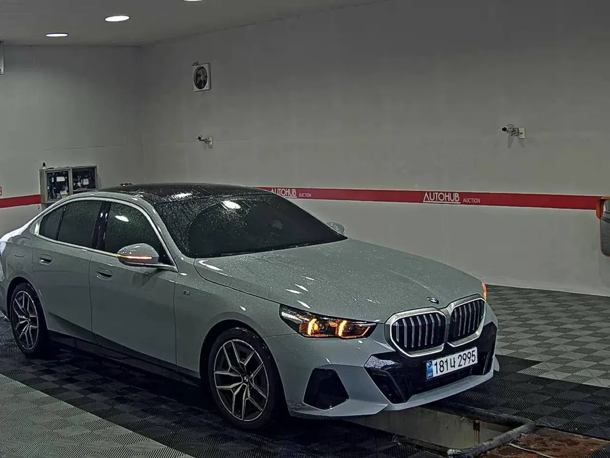 BMW 5- 2024