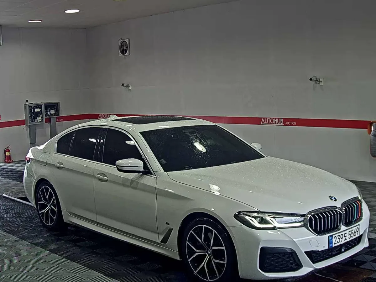BMW 5- 2021