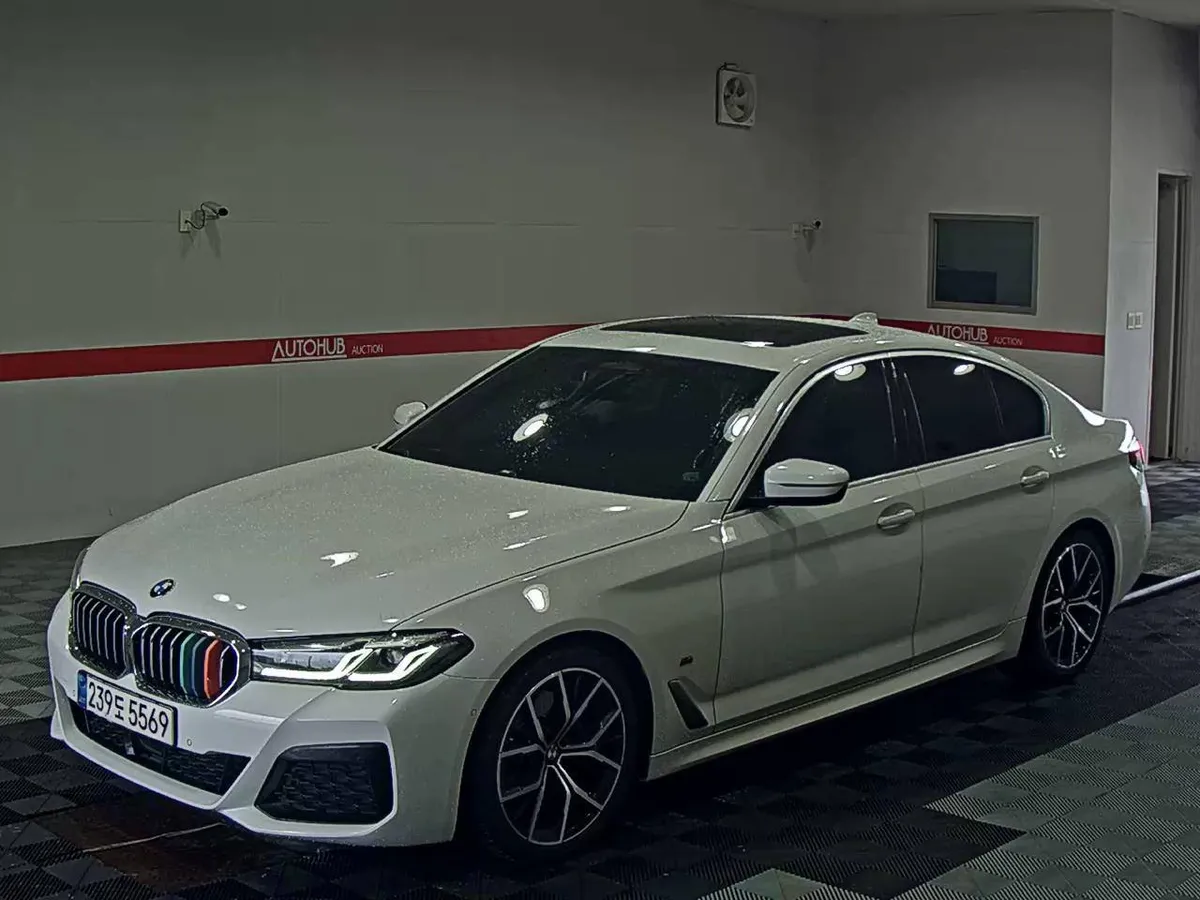 BMW 5- 2021