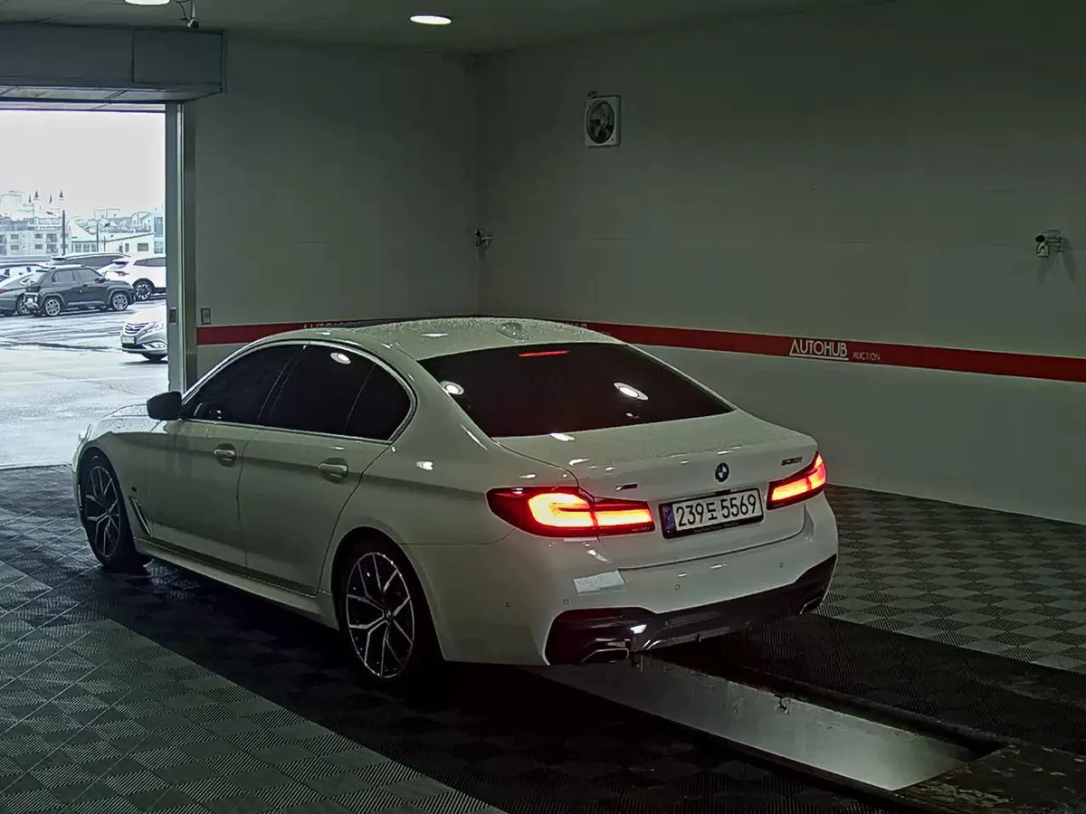BMW 5- 2021