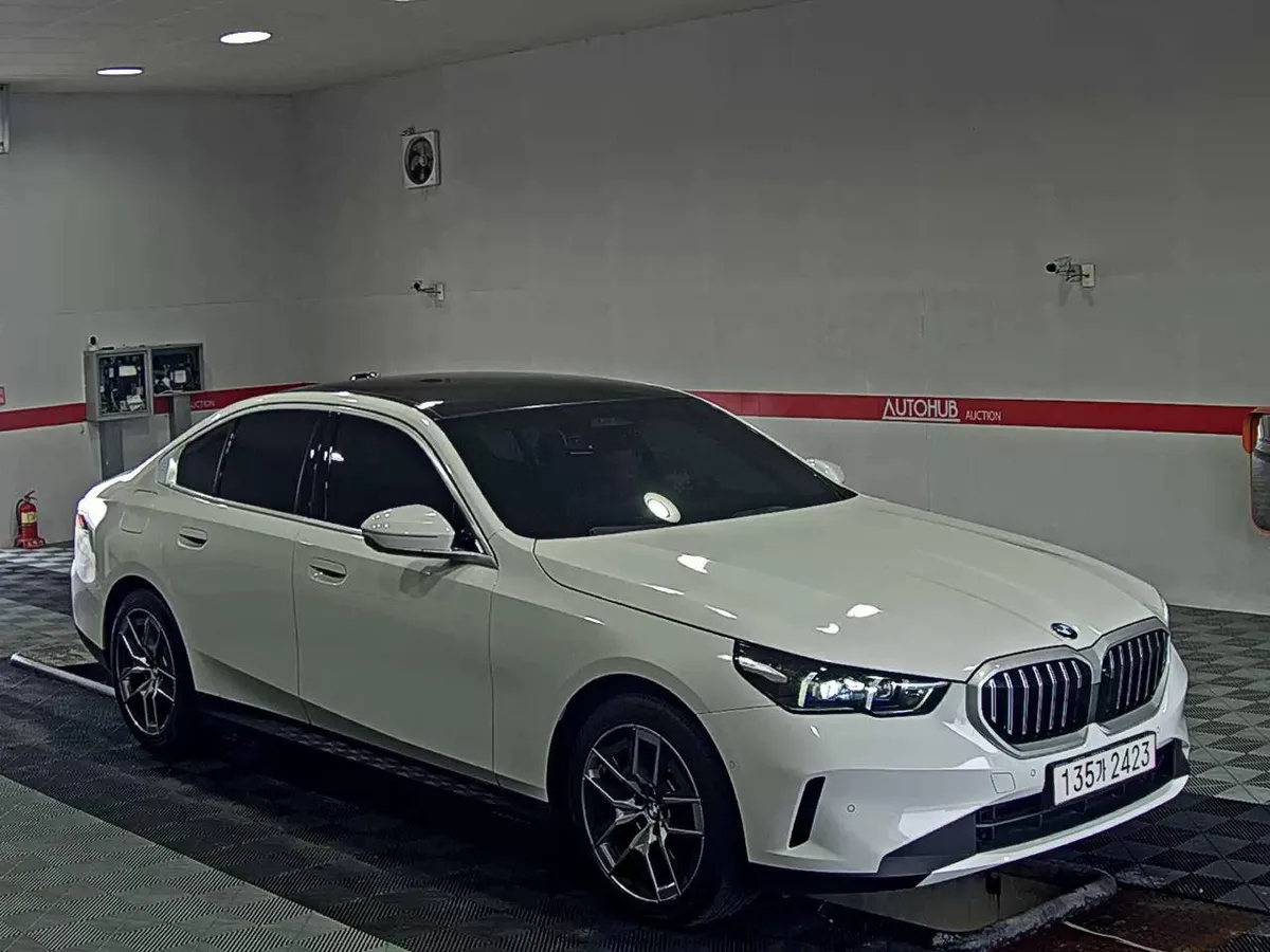 BMW 5- 2023