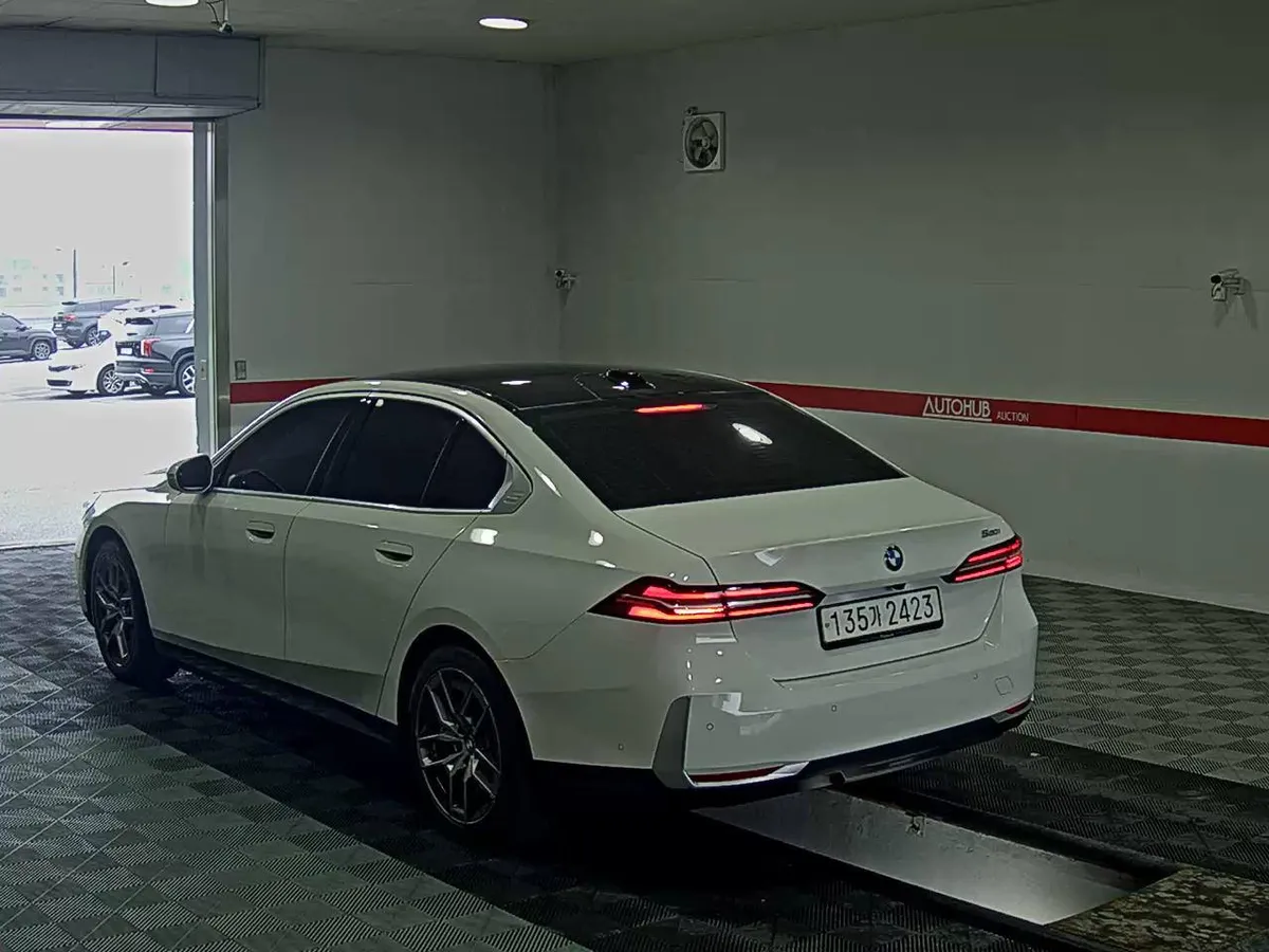 BMW 5- 2023