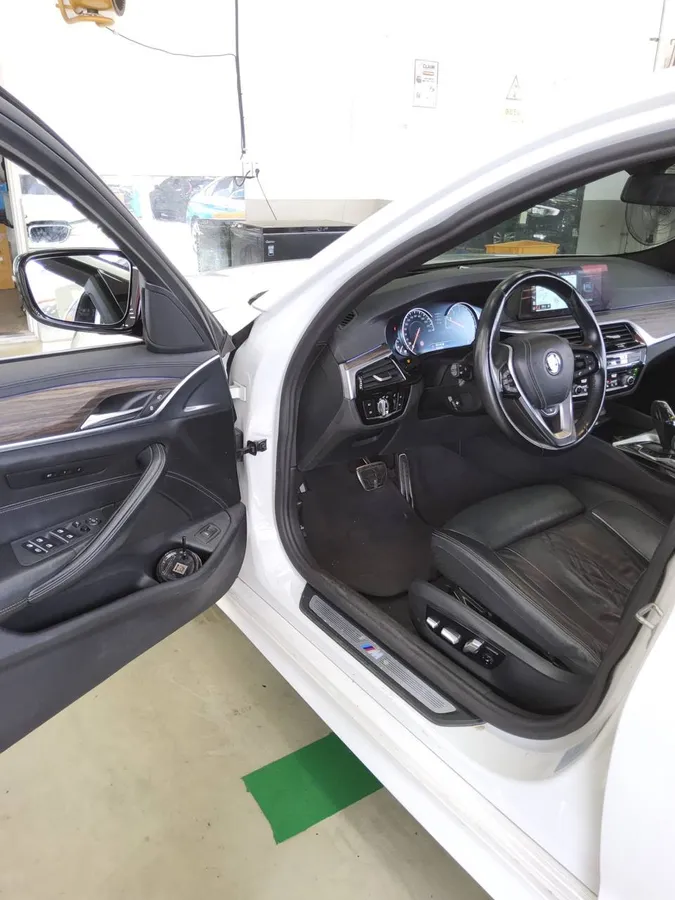 BMW 5- 2017