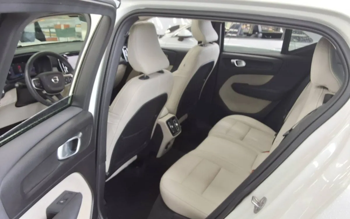 VOLVO XC40 2023