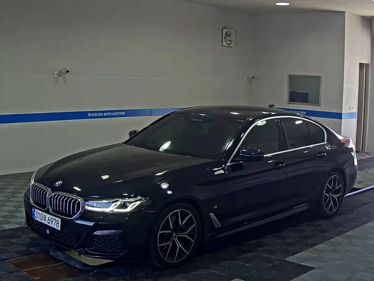 BMW 5- 2022
