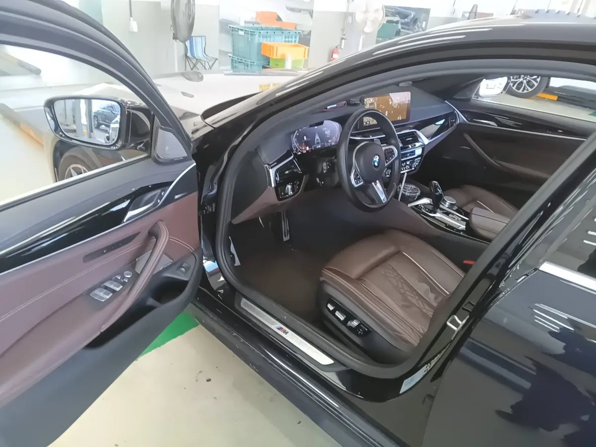 BMW 5- 2022