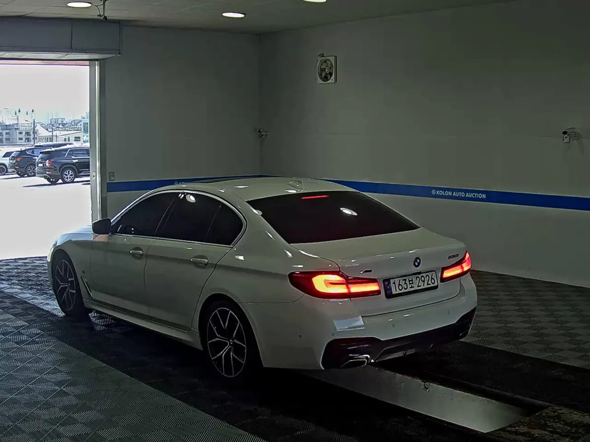 BMW 5- 2022