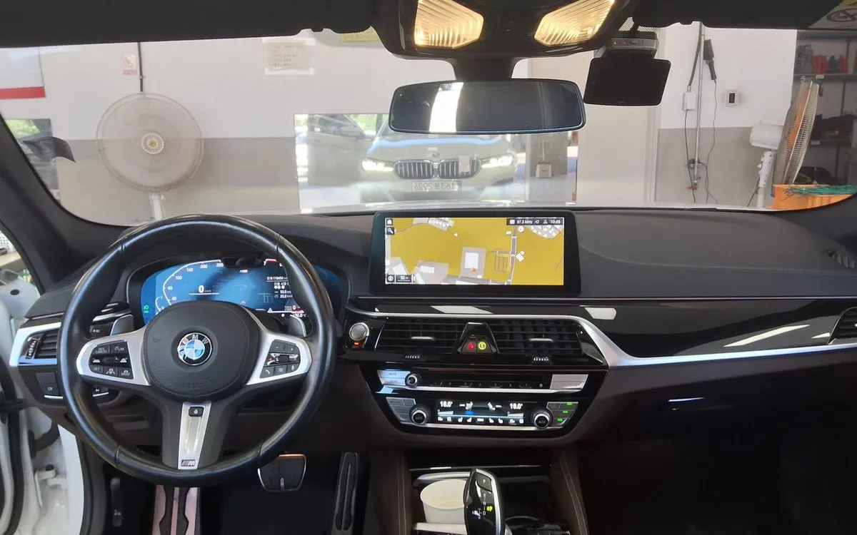 BMW 5- 2022