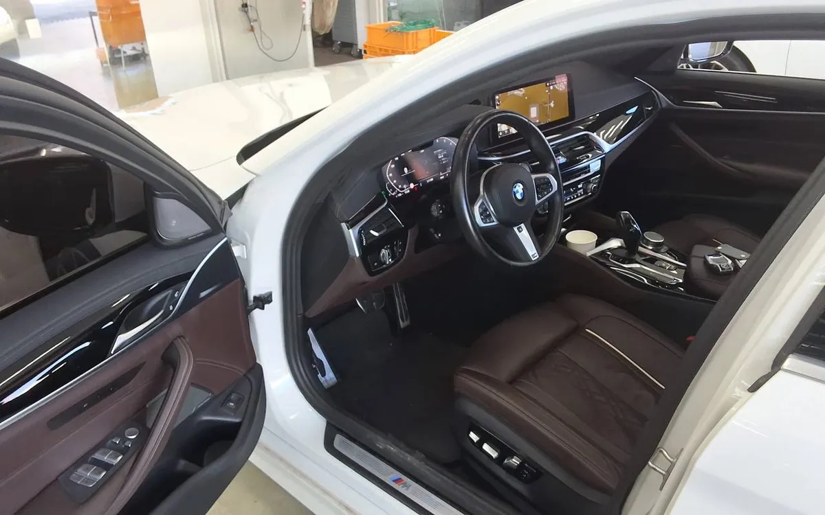 BMW 5- 2022