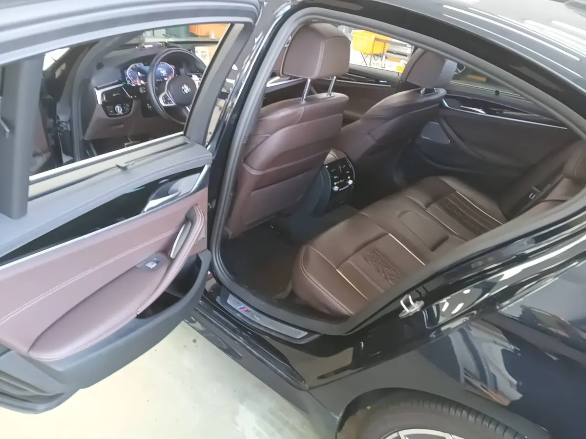 BMW 5- 2022