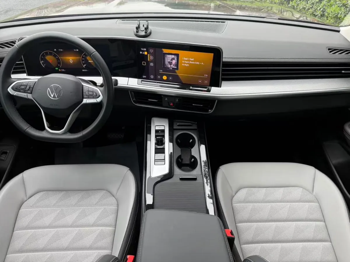 VOLKSWAGEN TAVENDOR ПАНОРАМНАЯ КРЫША ЦИФРОВАЯ ПРИБОРНАЯ ПАНЕЛЬ АДАПТИВНЫЙ КРУИЗ ЭЛЕКТРОПРИВОД БАГАЖНИКА И МНОГИЕ ДРУГИЕ 2023