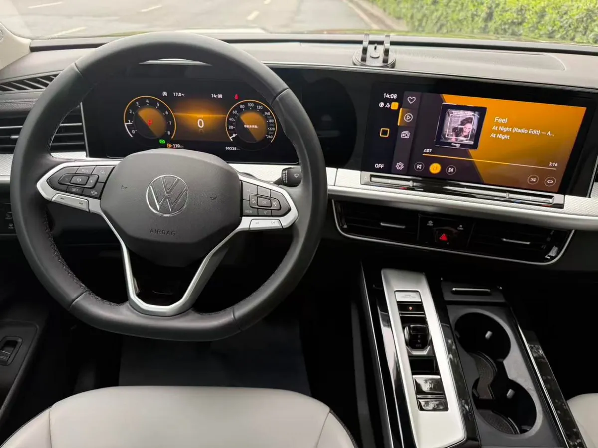 VOLKSWAGEN TAVENDOR ПАНОРАМНАЯ КРЫША ЦИФРОВАЯ ПРИБОРНАЯ ПАНЕЛЬ АДАПТИВНЫЙ КРУИЗ ЭЛЕКТРОПРИВОД БАГАЖНИКА И МНОГИЕ ДРУГИЕ 2023