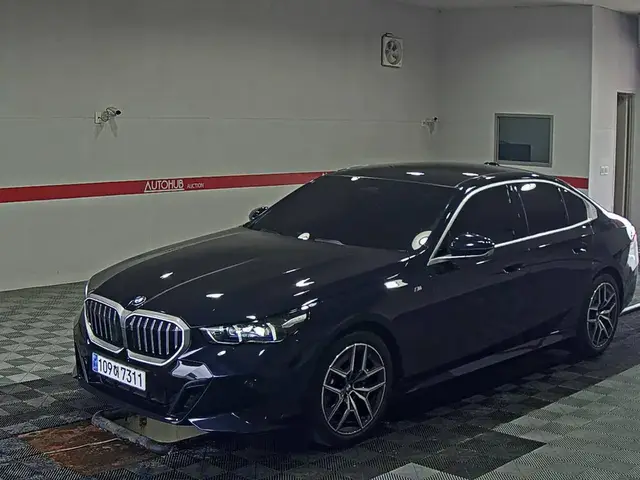 BMW 5- 2024