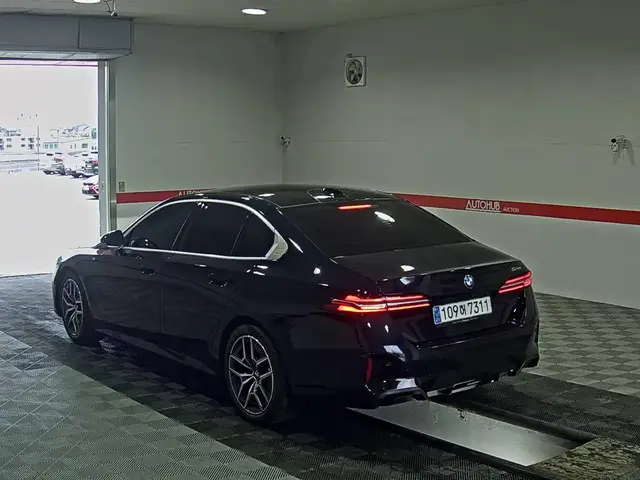 BMW 5- 2024