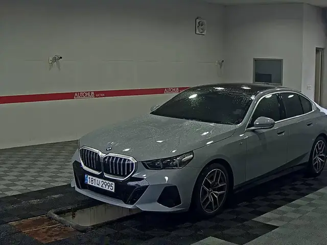 BMW 5- 2024