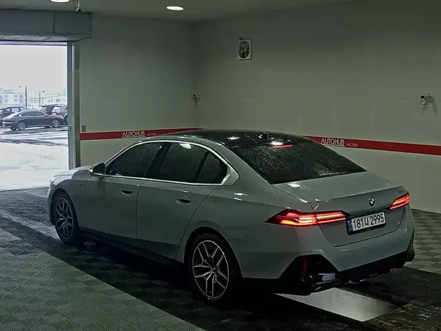 BMW 5- 2024